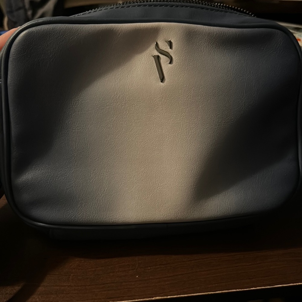 Vera Wang blue/white crossbody